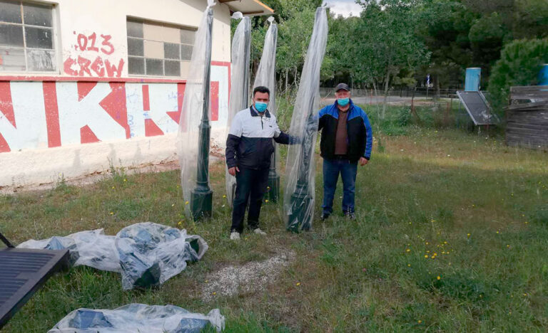 Παραδόθηκαν οι κολώνες ηλεκτροφωτισμού για την παιδική χαρά στο Καλέντζι