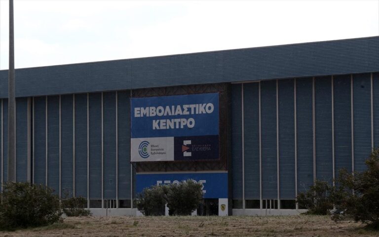 Επίσκεψη Β.Κικίλια και Κ. Πιερρακάκη στο Mega εμβολιαστικό κέντρο Ελληνικού