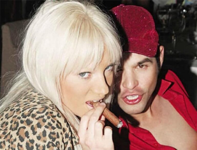 Ο Μένιος, η Τζούλια, οι αγωγές και οι κοινές μπίζνες