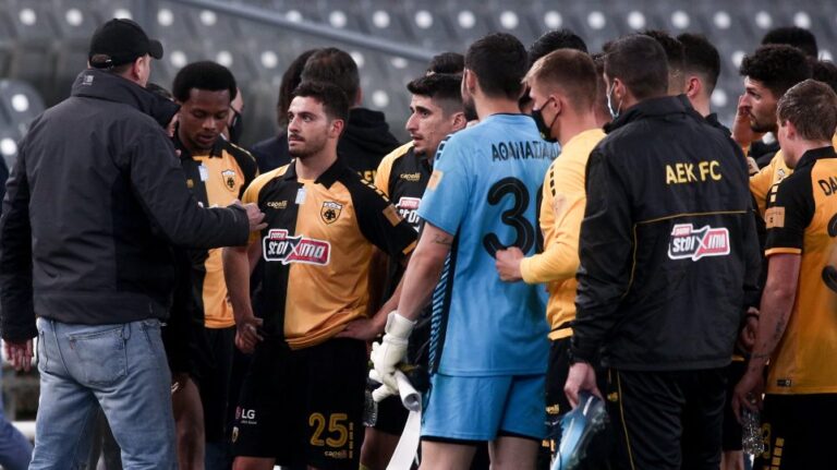 Οπαδοί της ΑΕΚ σταμάτησαν τους παίκτες στη φυσούνα και απαιτούσαν: «Βγάλτε τώρα τις φανέλες»