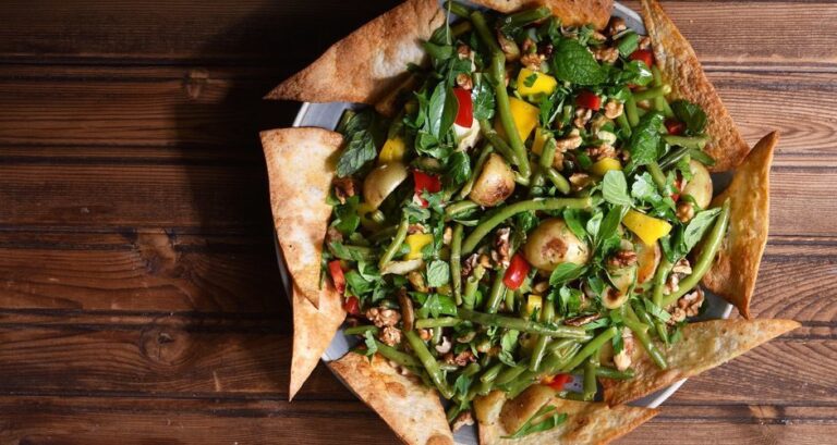 Η συνταγή της ημέρας: Νηστίσιμη ζεστή σαλάτα με φασολάκια