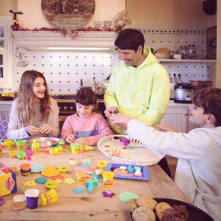 Έτσι περνά η οικογένεια Ρουβά ένα 24ωρο στο σπίτι τους στο Ν.Βουτζά εν μέσω καραντίνας(φωτο-βίντεο)