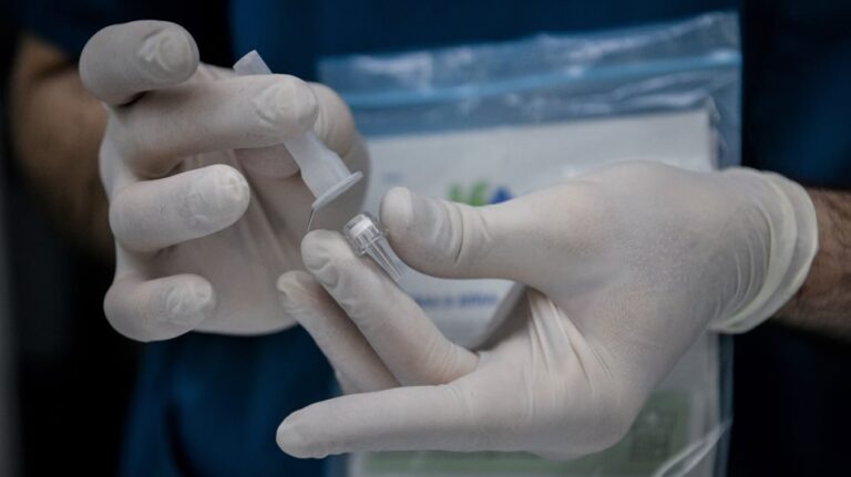 Τι προβλέπεται για τα υποχρεωτικά self test εργαζομένων στον ιδιωτικό τομέα: Πως θα δηλώνονται στην ΕΡΓΑΝΗ