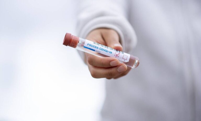 Σε ποιους κλάδους είναι υποχρεωτικά από Δευτέρα τα self test- Πρόστιμα σε εργοδότες και εργαζόμενους που δεν θα ακολουθήσουν τους κανόνες