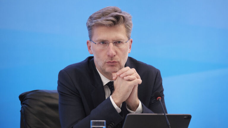 Αύριο αρχίζει η παράδοση του 1 εκατ. self test στα φαρμακεία: Τι είπε ο Άκης Σκέρτσος για Πάσχα και τουρισμό