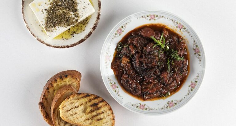 Η συνταγή της ημέρας: Χταπόδι στιφάδο στη χύτρα ταχύτητας