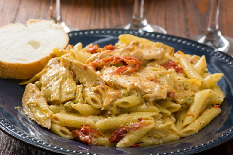 Πένες με κοτόπουλο, λιαστή και παρμεζάνα την Παρασκευή στην ΚΑΤΣΑΡΟΛΑ!