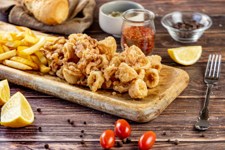 Καλαμαράκια τηγανητά με πατάτες την Πέμπτη στην ΚΑΤΣΑΡΟΛΑ!