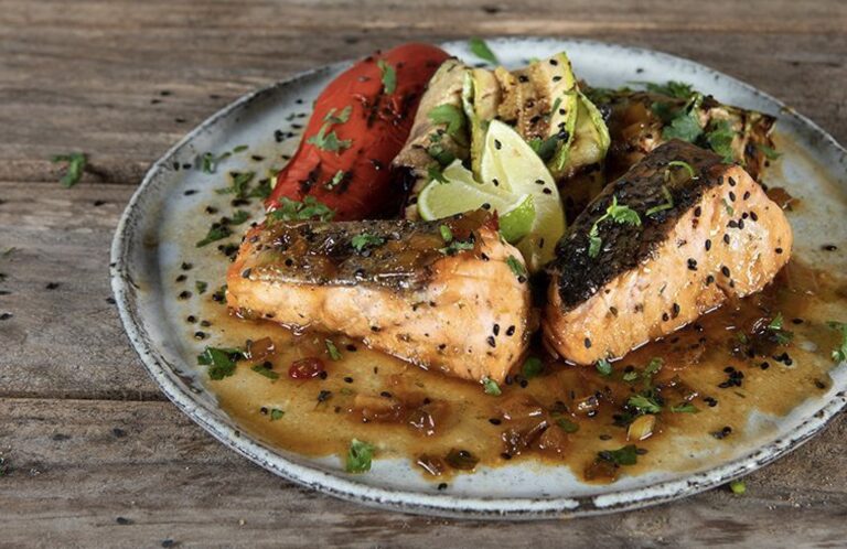 Σολομό με γλυκόξινη σάλτσα και παστίτσιο την Τρίτη στην ΚΑΤΣΑΡΟΛΑ!