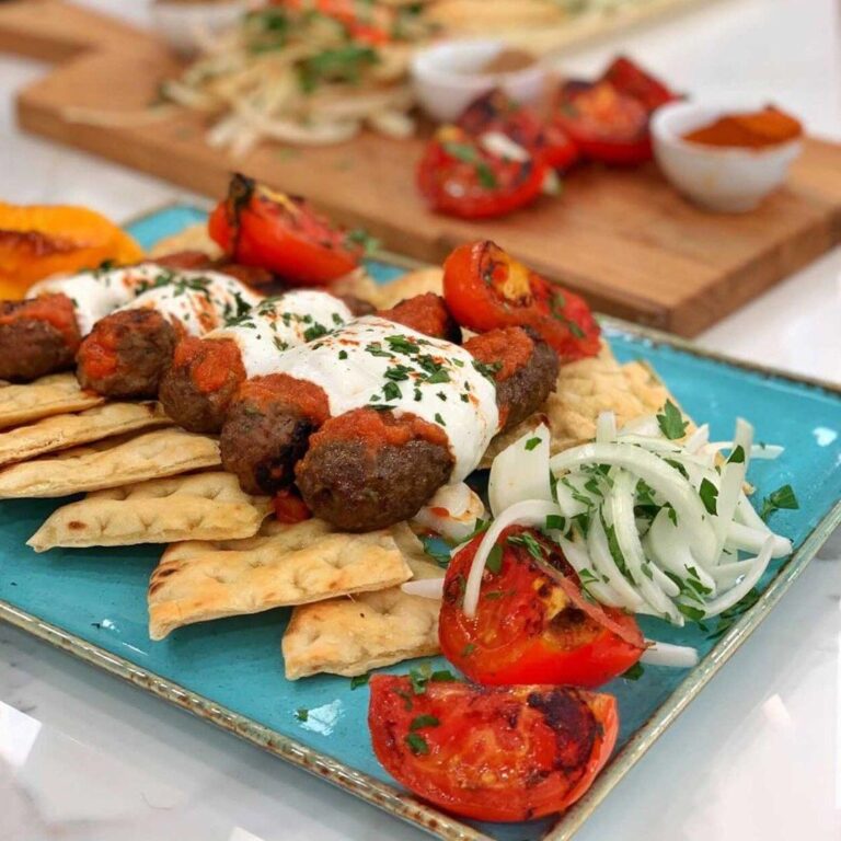 Γιαουρτλού κεμπάπ και κεφτεδάκια κοτόπουλου την Παρασκευή στην ΚΑΤΣΑΡΟΛΑ!