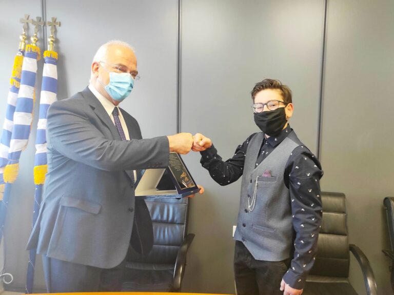 Ο Δήμαρχος Παλλήνης Θανάσης Ζούτσος τίμησε τον 13χρονο ποιητή Δημοσθένη Δεσποτίδη.