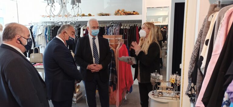 Στα καταστήματα του Δήμου Παλλήνης αντιπροσωπεία του ΕΕΑ και ο Δήμαρχος Παλλήνης Θανάσης Ζούτσος