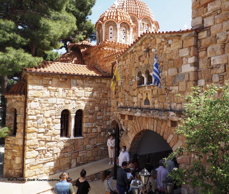 Με ευλάβεια οι πιστοί στην εορτάζουσα Ιερά Μονή Αγίου Εφραίμ Νέας Μάκρης