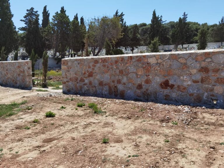 Έτοιμη η πέτρινη μάνδρα δίπλα στο Κοιμητήριο Ραφήνας(φωτο)