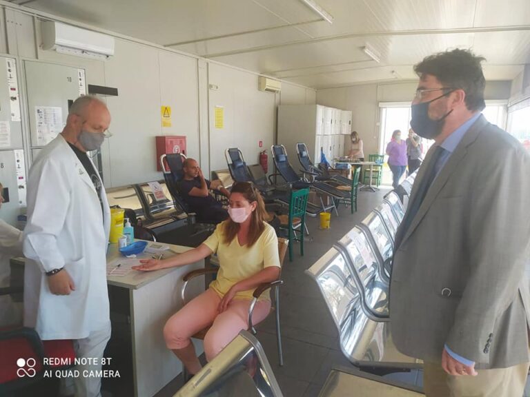 Ο Βουλευτής Ανατολικής Αττικής Βασίλης Οικονόμου στο λιμάνι της Ραφήνας