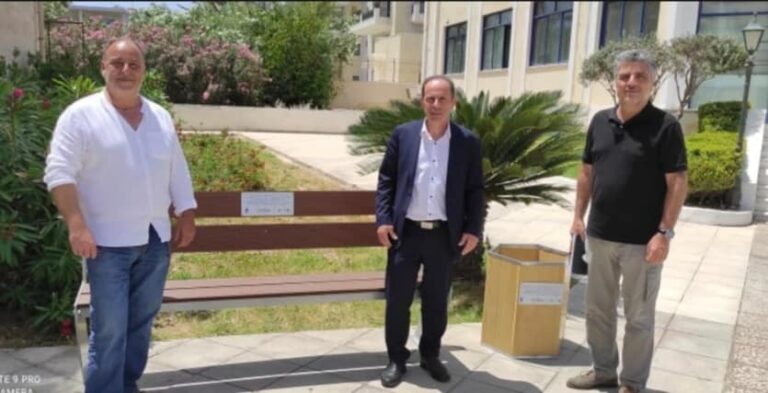 Παγκάκι από το ”Καθάρισε σε βάθος” στο Δημαρχείο Ραφήνας-Πικερμίου