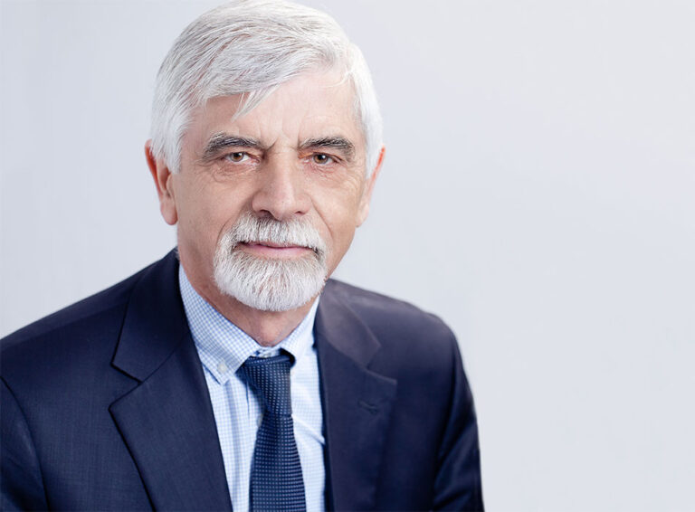 Κλειστό το Δημοτικό κατάστημα της Νέας Μάκρης και μεσίστιες οι σημαίες για τον θάνατο του Νίκου Ευαγγελόπουλου