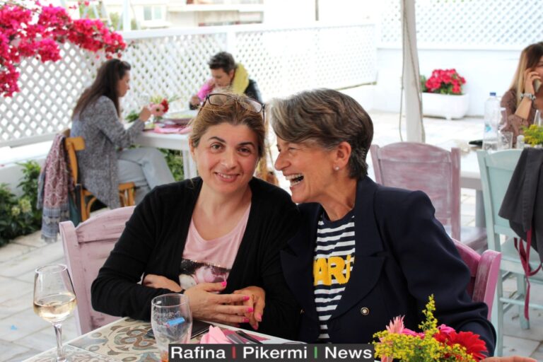 Η καινούργια ”ΚΑΤΣΑΡΟΛΑ” με τραπεζάκια έξω στην πανέμορφη αυλή της!(φωτο)