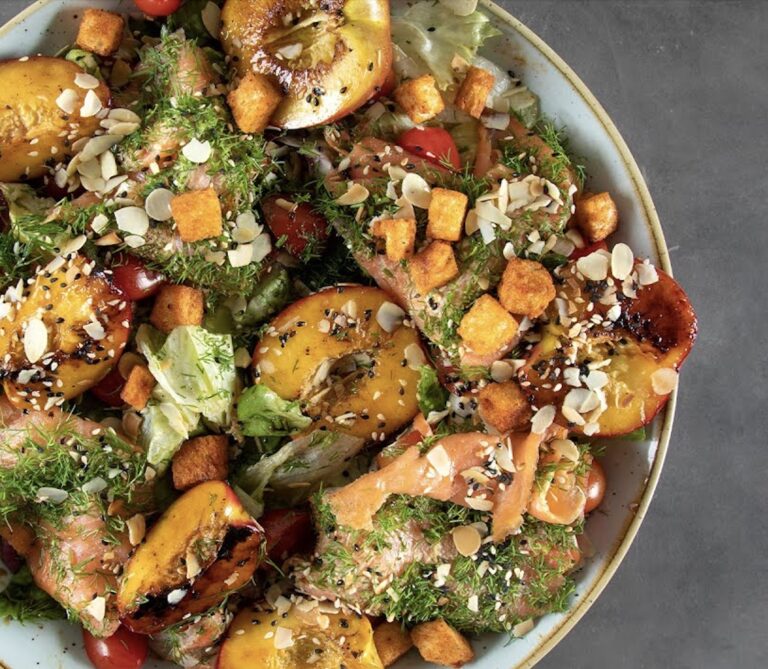 Η συνταγή της ημέρας: Καλοκαιρινή σαλάτα με σολομό