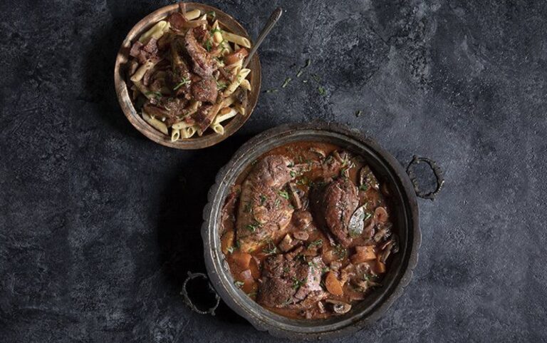 Η συνταγή της ημέρας: Κοτόπουλο κρασάτο (Coq au vin)