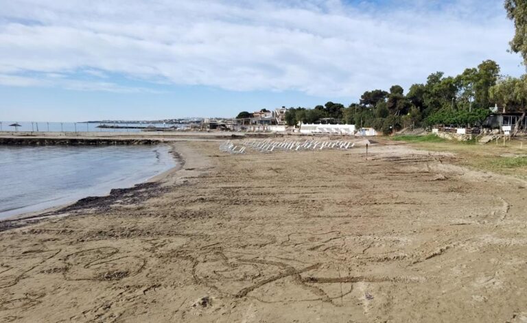 Επιχείρηση καθαρισμού στις παραλίες του Δήμου Μαραθώνος