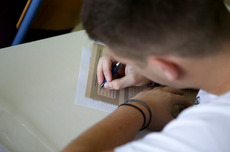 SMS στο κινητό τους θα πάρουν για βαθμολογίες και σχολές επιτυχίας οι υποψήφιοι των Πανελληνίων