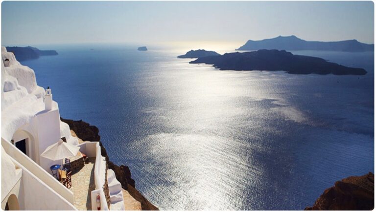 Εφοριακοί με μαγιό παριστάνοντας τους τουρίστες ετοιμάζουν απόβαση στα ελληνικά νησιά