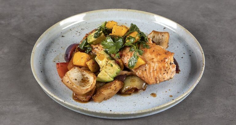 Η συνταγή της ημέρας: Σολομός με λαχανικά στον φούρνο