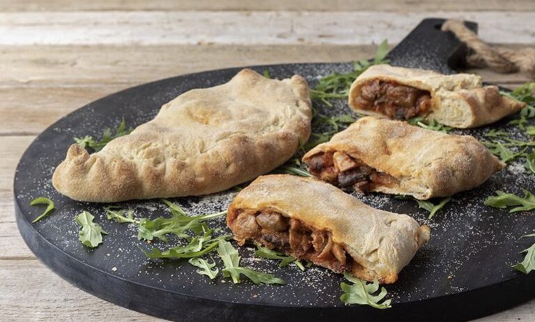 Η συνταγή της ημέρας: Καλτσόνε με μπέικον και μανιτάρια