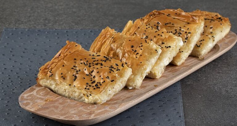 Η συνταγή της ημέρας: Εύκολη αλμυρή μπουγάτσα με φύλλο κρούστας