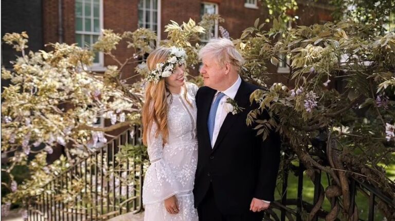 Γάμος Μπόρις Τζόνσον: Με υπογραφή Έλληνα σχεδιαστή το νυφικό της Κάρι Σίμοντς – Η πρώτη φωτογραφία