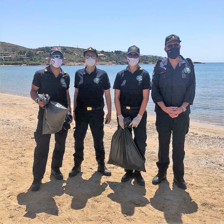 Διακεκριμένοι αθλητές και το Λιμενικό Λαυρίου καθάρισαν την παραλία ”του πασά”