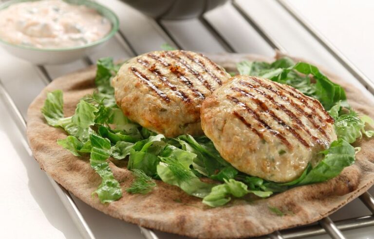 Υγιεινά αλλά πεντανόστιμα μπιφτέκια γαλοπούλας την Πέμπτη στην Κατσαρόλα!