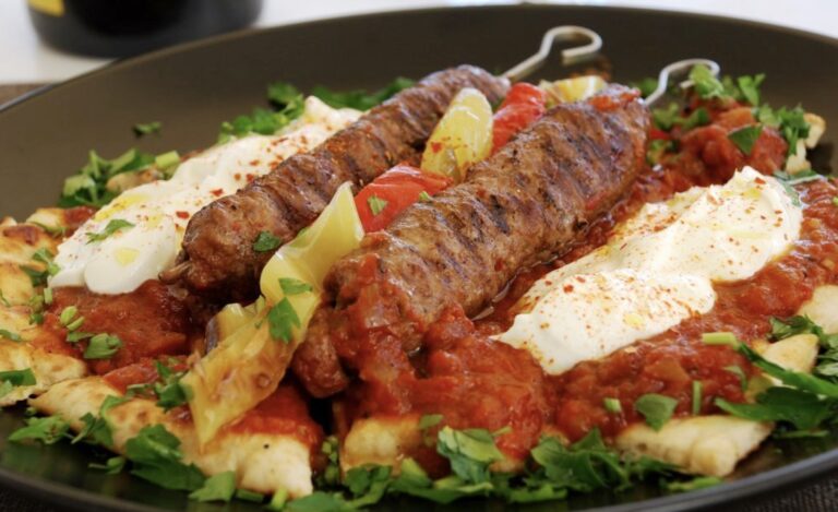 Γιαουρτλού κεμπάπ και μελιτζάνες παπουτσάκια το Σάββατο στην Κατσαρόλα!