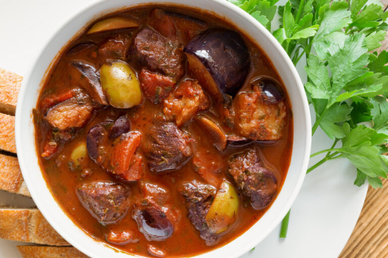 Μοσχαράκι γιαχνί με μελιτζάνες την Τρίτη στην Κατσαρόλα!