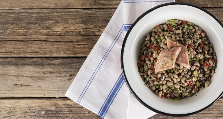 Η συνταγή της ημέρας: Σαλάτα με μαυρομάτικα και καπνιστή πέστροφα