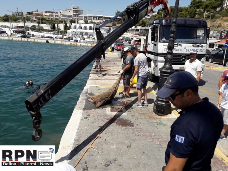 Yποβρύχιος καθαρισμός στο λιμάνι της Ραφήνας