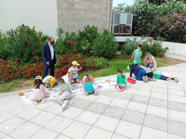 Τα παιδιά του 4ου Νηπιαγωγείου Ραφήνας στο Δημαρχείο ζωγραφίζουν την ημέρα του Περιβάλλοντος
