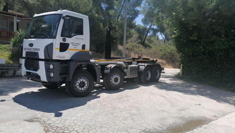 Νέο ημιφορτηγό-τράκτορας για μεταφορά container απορριμμάτων από τον δήμο Ραφήνας-Πικερμίου