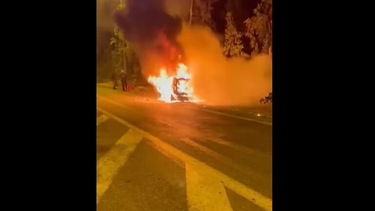Αυτοκίνητο κάηκε ολοσχερώς στα Σπάτα