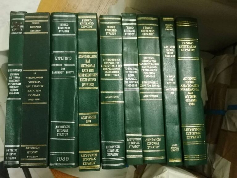 Δωρεά στη Δημοτική Βιβλιοθήκη Ραφήνας-Πικερμίου αντιστράτηγου ε.α. και πρώην αρχηγού Νίκου Ντούβα