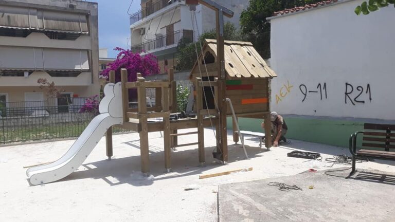 Ραφήνα: Τοποθετούνται τα όργανα στην παιδική χαρά της Σάπαρη(φωτο)