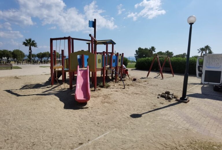 Άρχισαν οι εργασίες αποξηλώσεων στην παιδική χαρά στο Πάρκο Καραμανλή