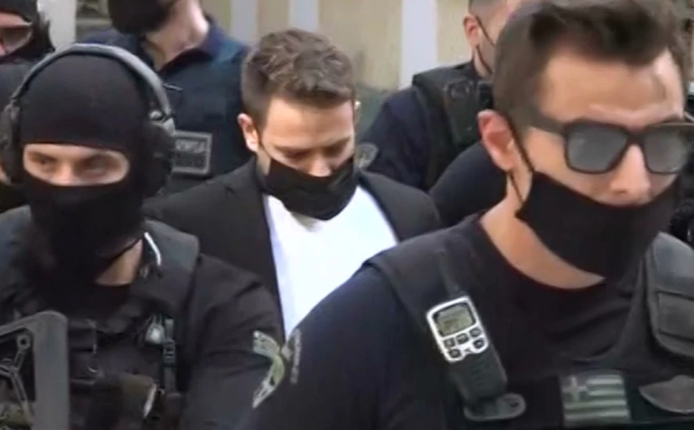 Γλυκά Νερά: Έφτασε στα δικαστήρια ο 33χρονος πιλότος με αλεξίσφαιρο γιλέκο και υπό δρακόντεια μέτρα