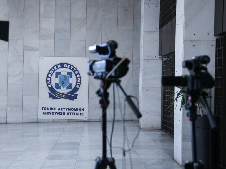 Χωρίς δημοσιογράφους και ρεπόρτερ στη ΓΑΔΑ κατά την έξοδο του Μπάμπη Αναγνωστόπουλου