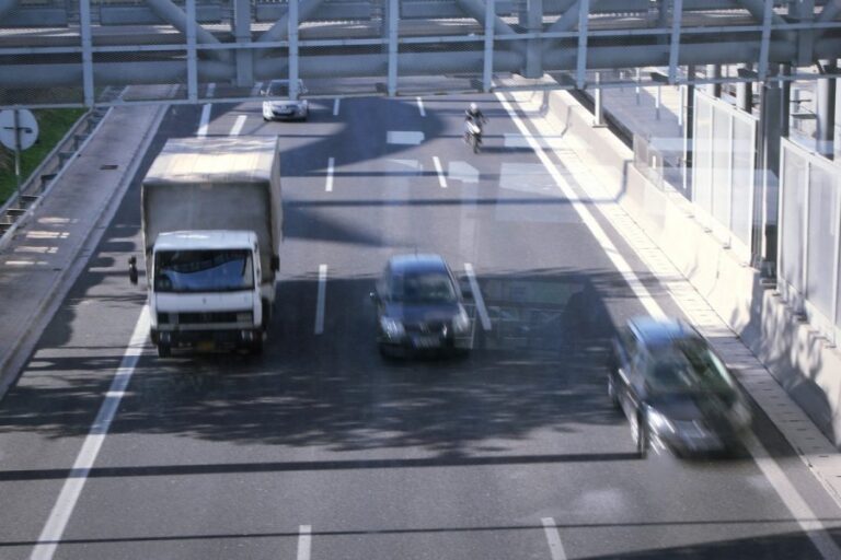 Καραμπόλα τεσσάρων αυτοκινήτων στην Αττική Οδό – Καθυστερήσεις και ουρές χιλιομέτρων