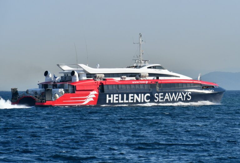 Μηχανική βλάβη στο Flying Cat 3 – Επέστρεψε στο λιμάνι της Ραφήνας με 56 επιβάτες- Με αυτό γύρισε χτες ο Πρωθυπουργός