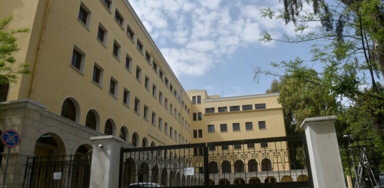 Τον παρέπεμπαν σε καθαίρεση και τους επιτέθηκε με βιτριόλι ο ιερέας (10 τραυματίες)