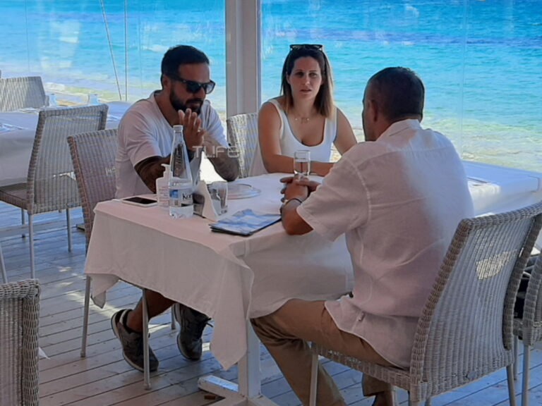 Χαλαρό γεύμα του Τριαντάφυλλου δίπλα στη θάλασσα στο Πόρτο Ράφτη με τη σύζυγό του