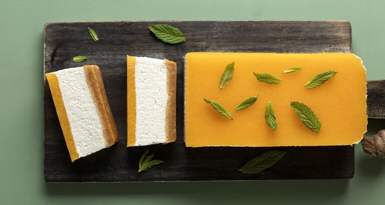 Η συνταγή της ημέρας: Γλυκό ψυγείου με κρέμα και ζελέ ροδάκινο